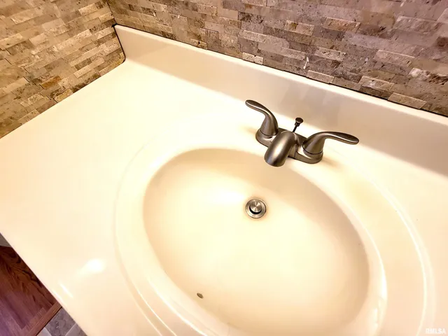 $189,900 | 16 Stone Forge Pike, Flora, IL 62839