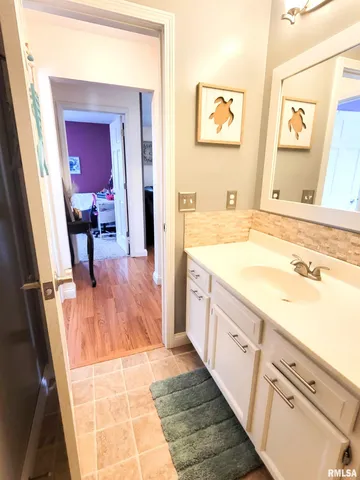 $189,900 | 16 Stone Forge Pike, Flora, IL 62839