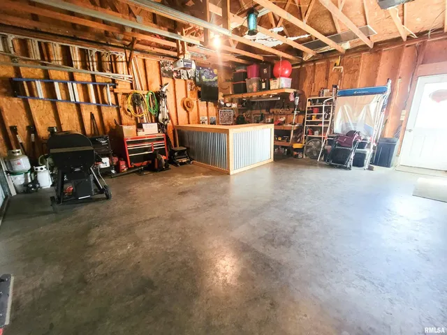 $189,900 | 16 Stone Forge Pike, Flora, IL 62839