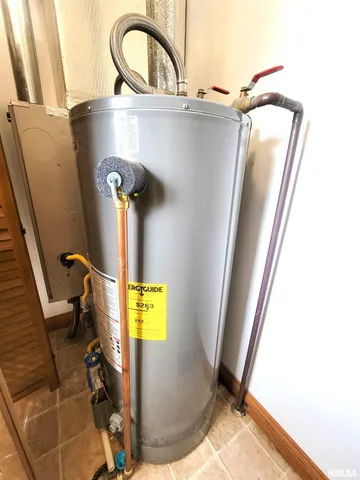 $189,900 | 16 Stone Forge Pike, Flora, IL 62839