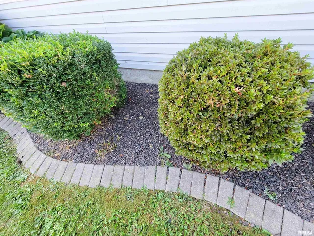 $189,900 | 16 Stone Forge Pike, Flora, IL 62839