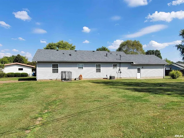 $189,900 | 16 Stone Forge Pike, Flora, IL 62839