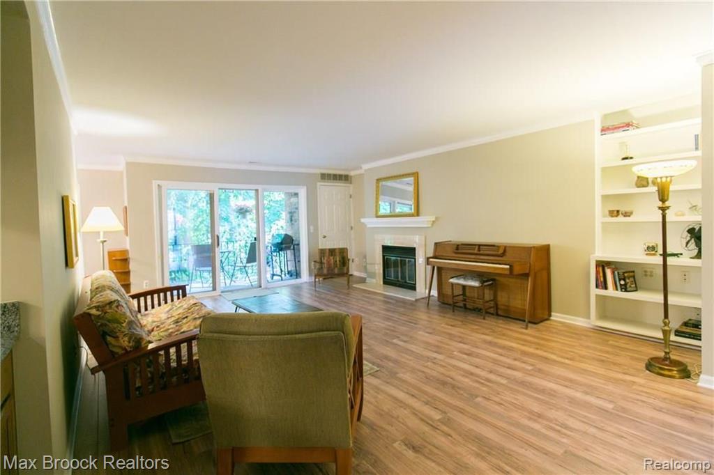 1655 Huntington Park Rochester Hills, MI 48309 - Photo 4 of 40