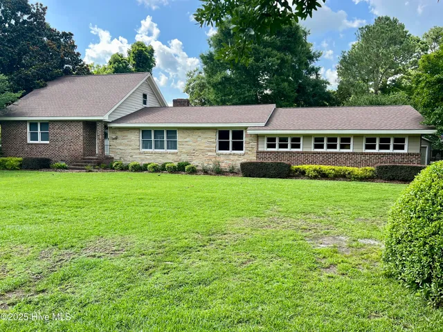 $395,000 | 513 East Westbrook Street, Wallace, NC 28466