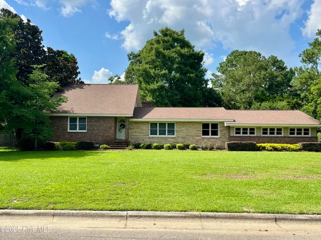 $395,000 | 513 East Westbrook Street, Wallace, NC 28466