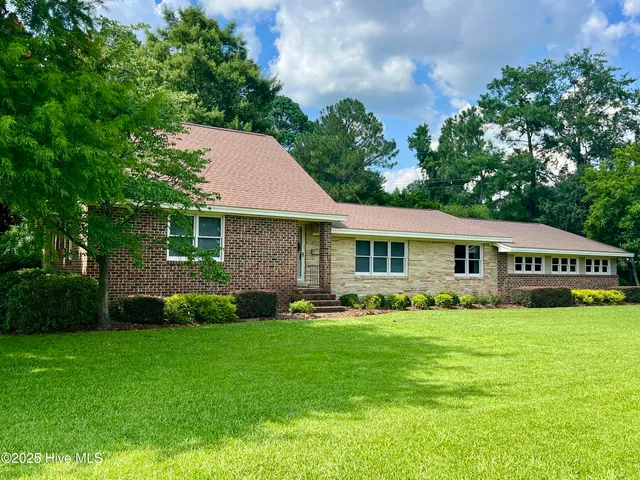 $395,000 | 513 East Westbrook Street, Wallace, NC 28466