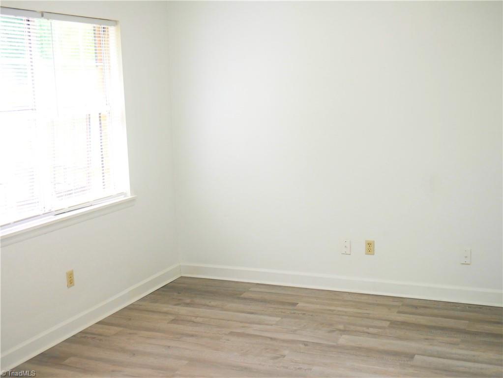 329 Ridgecrest Drive King, NC 27021 - Photo 4 of 15 Living Room
