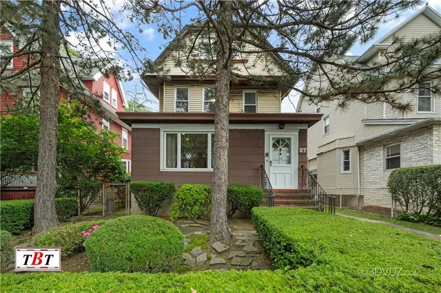 a view of a house with yard and plants