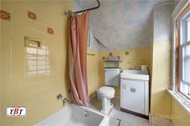 a view of livingroom with furniture and windows