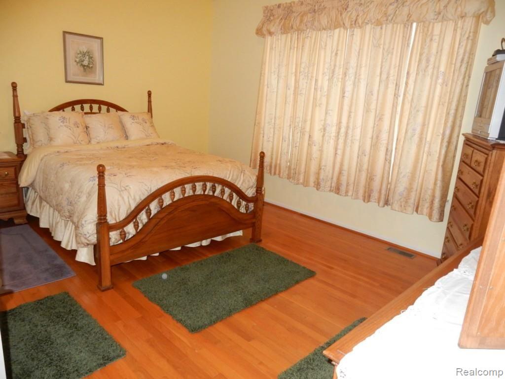 29223 Ridge Court Warren, MI 48092 - Photo 9 of 30 2 Huge Master Ste (1).jpg