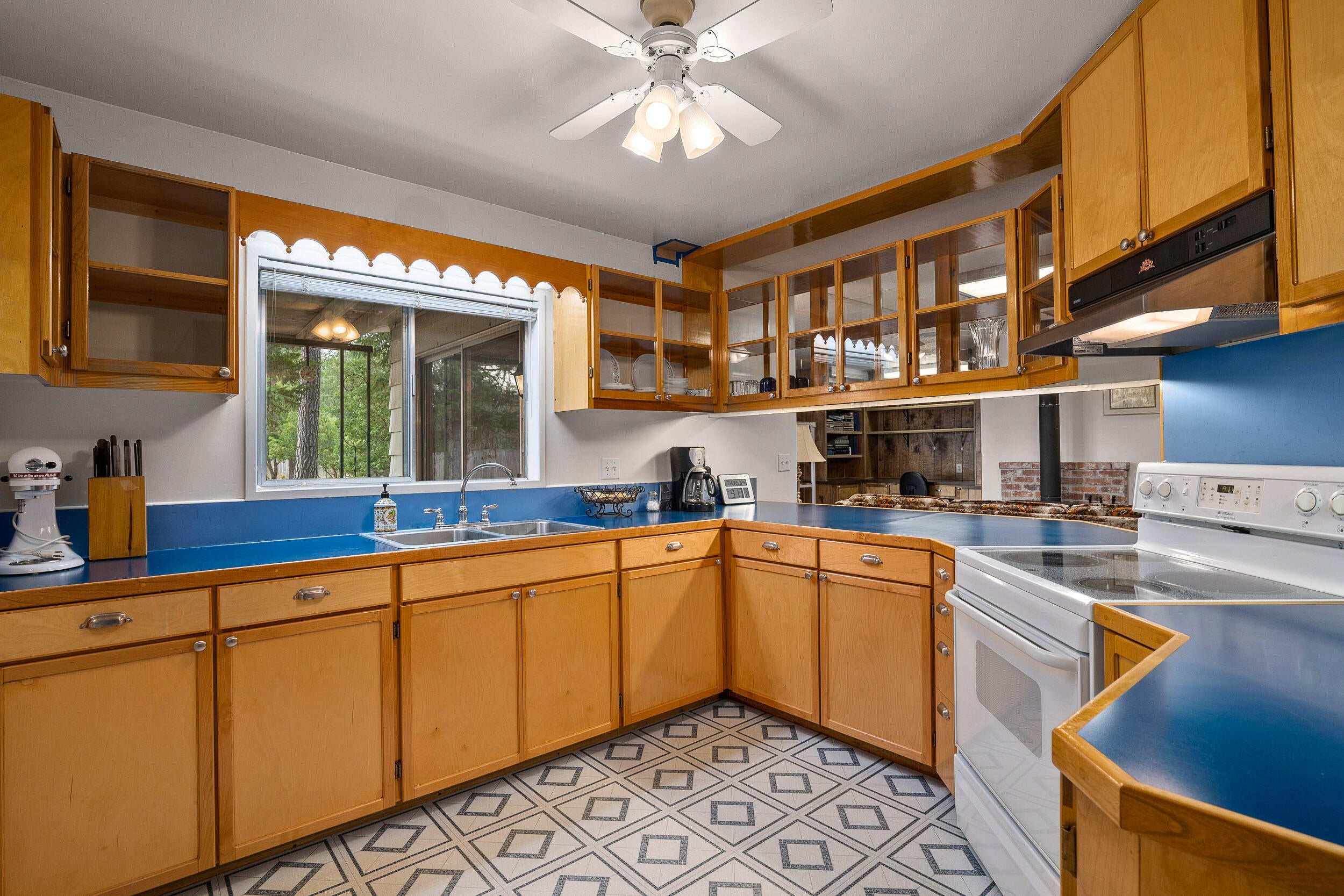 190 Martin Road Cave Junction, OR 97523 - Photo 10 of 43 Kitchen