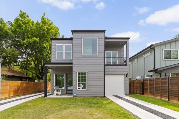 a view of a house with backyard and porch