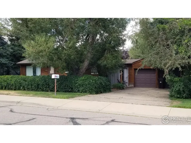a black and white photo of a house