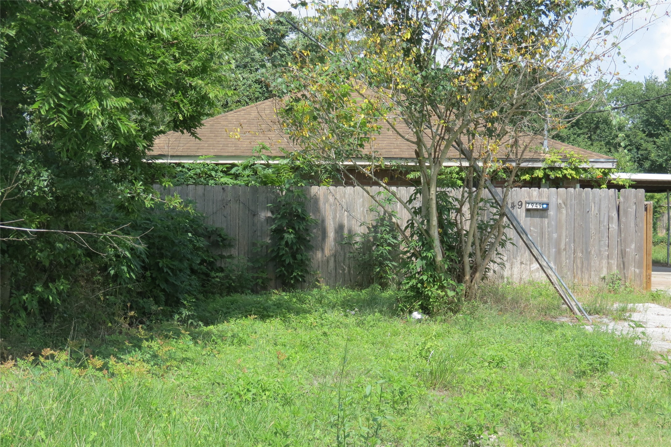 7949 Lockwood Drive Houston, TX 77016 - Photo 2 of 28 a view of a garden