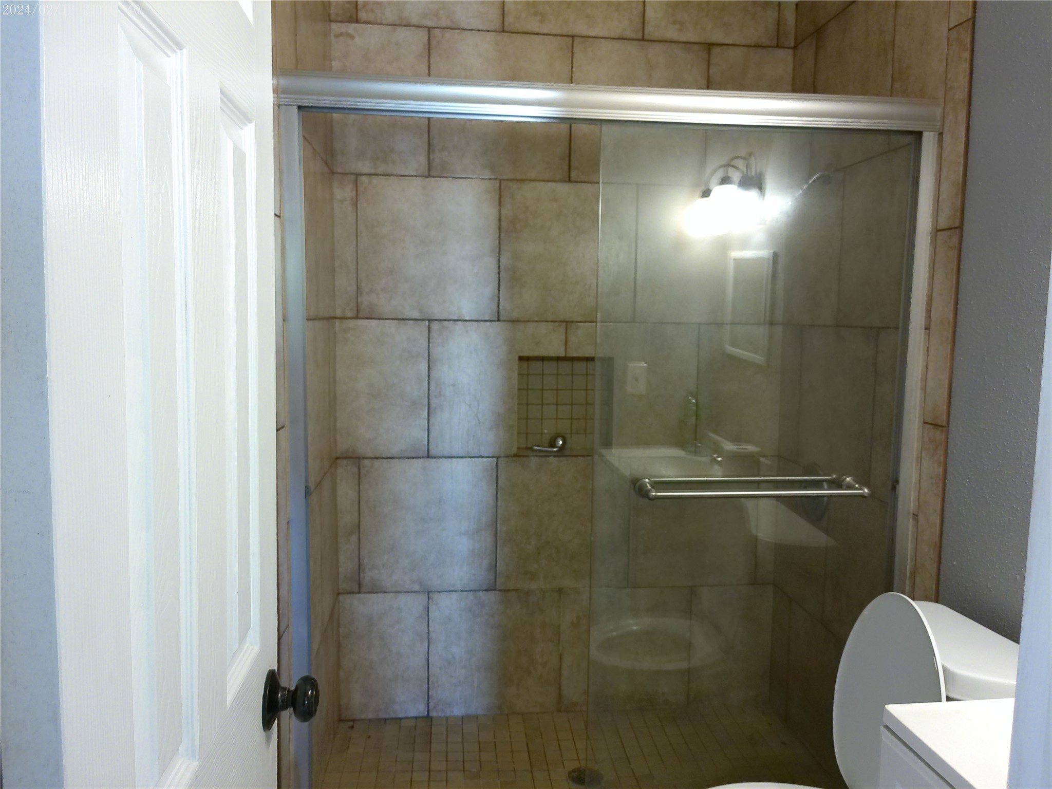 7949 Lockwood Drive Houston, TX 77016 - Photo 21 of 28 a bathroom with a shower