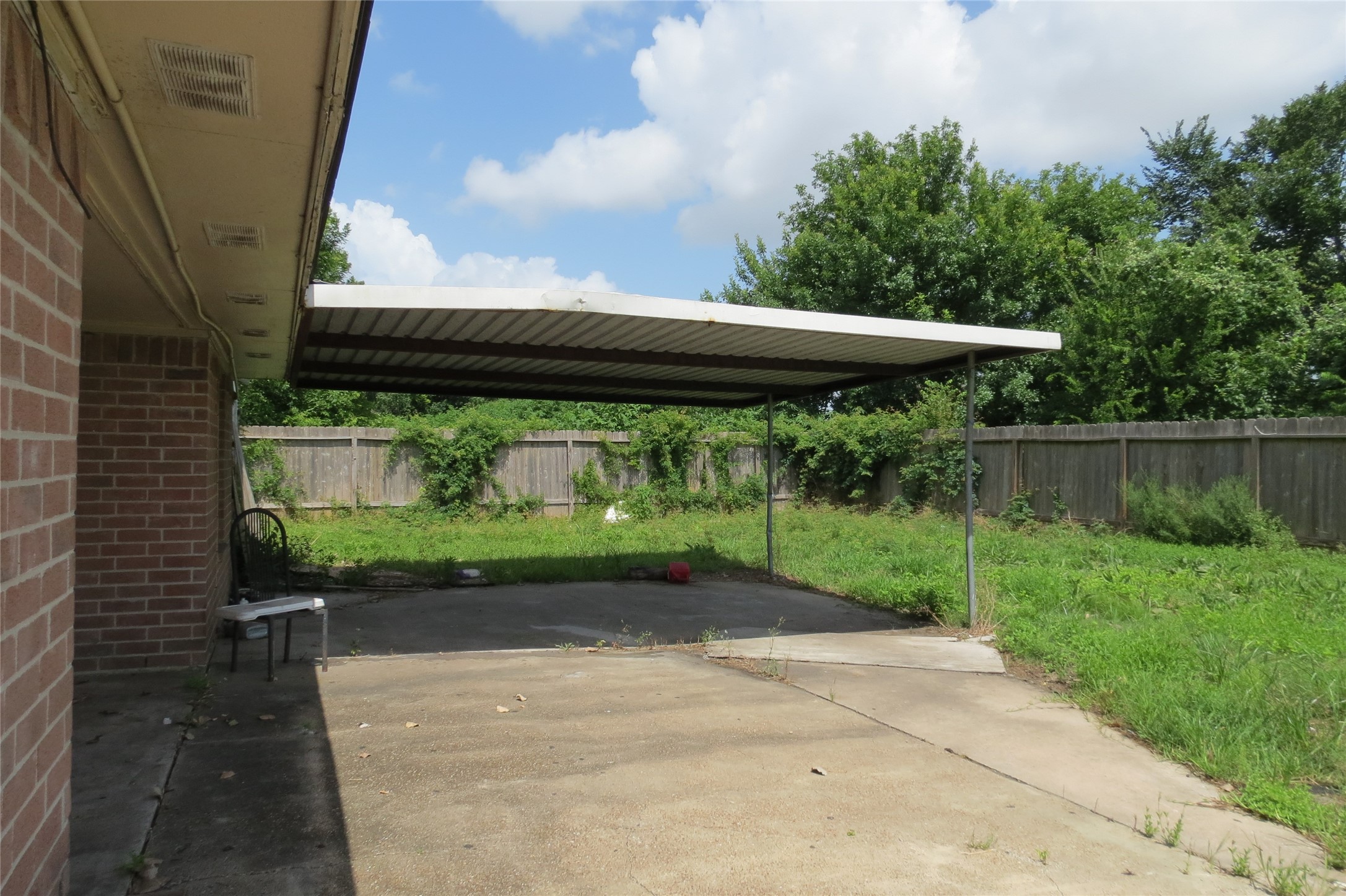 7949 Lockwood Drive Houston, TX 77016 - Photo 4 of 28 a backyard of a house with lots of green space