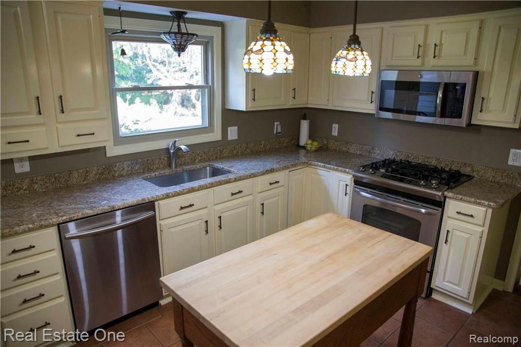 1736 North Kilburn Road Rochester Hills, MI 48306 - Photo 5 of 32