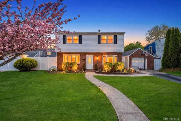 $739,999 | 7 Swan Lane, Levittown, NY 11756
