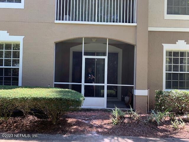 10550 Baymeadows Road, Unit 618 Jacksonville, FL 32256 - Photo 2 of 15 a backyard of a house with lots of green space and plants