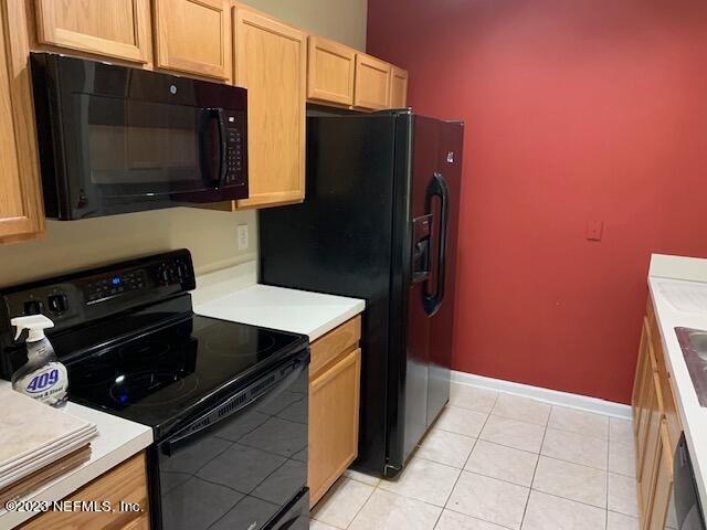 10550 Baymeadows Road, Unit 618 Jacksonville, FL 32256 - Photo 6 of 15 a kitchen with a refrigerator and a stove top oven