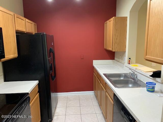 10550 Baymeadows Road, Unit 618 Jacksonville, FL 32256 - Photo 7 of 15 a kitchen with a sink and a refrigerator