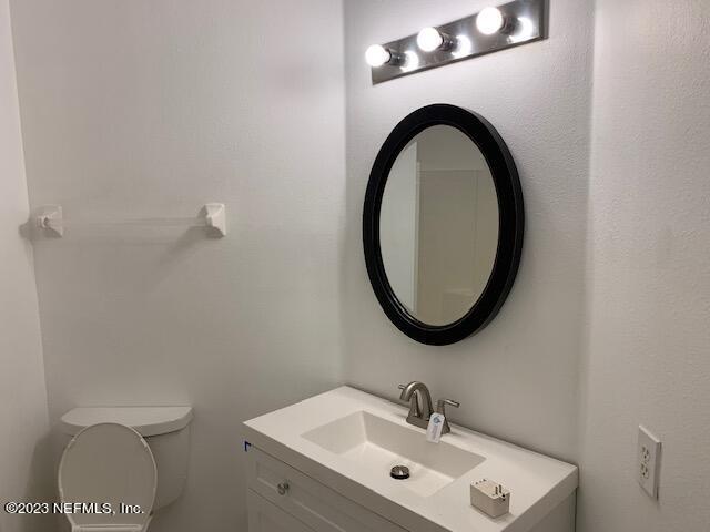 10550 Baymeadows Road, Unit 618 Jacksonville, FL 32256 - Photo 8 of 15 a bathroom with a toilet a sink and a mirror