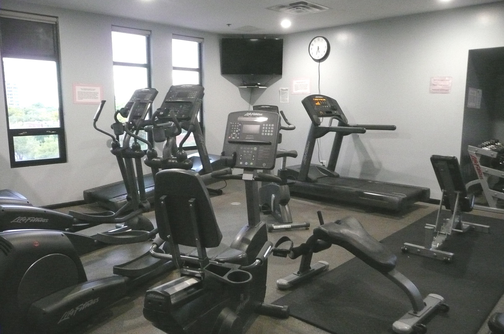1255 South State Street, Unit 1414 Chicago, IL 60605 - Photo 21 of 24 a room with gym equipment