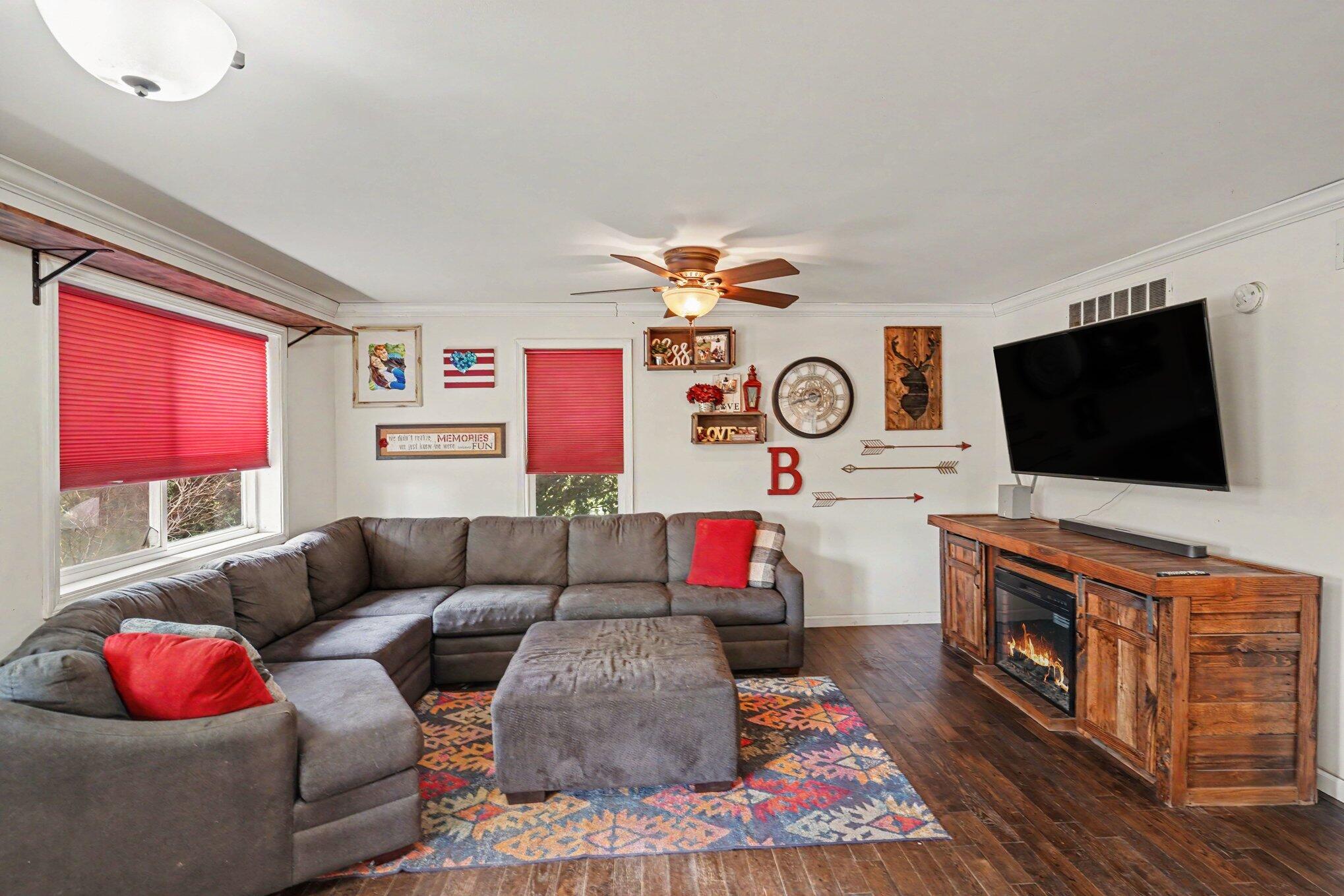 6129 Old State Road North Branch, MI 48461 - Photo 5 of 29 006-Living Room