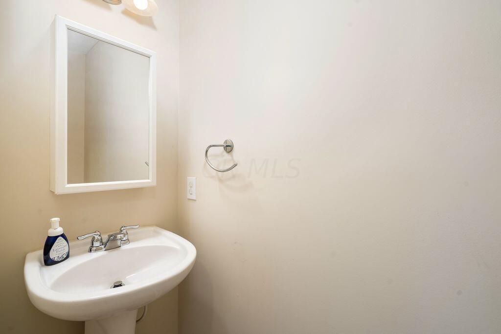 5735 Nadler Road Dublin, OH 43016 - Photo 17 of 48 Half Bath