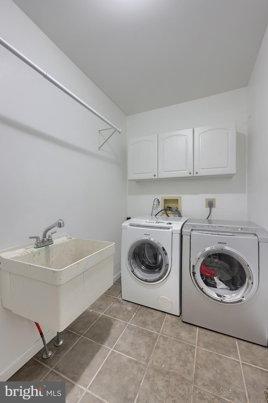 323 Knights Bridge Way Lititz, PA 17543 - Photo 17 of 56 Laundry room off of kitchen