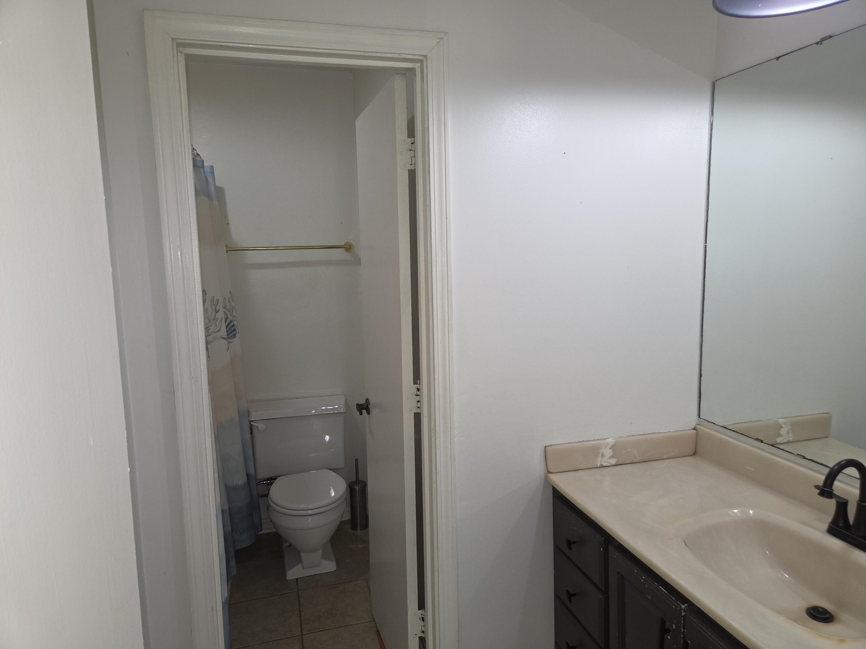 130 Rue Thierry Drive Paducah, KY 42001 - Photo 11 of 18 Hall Full Bath