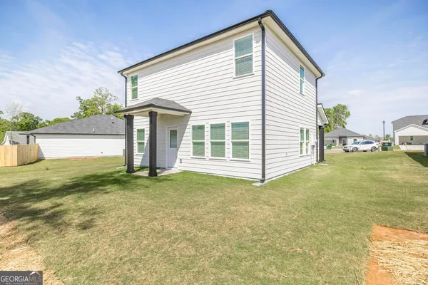 a view of a house with backyard and garden