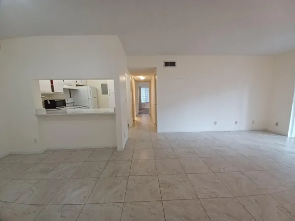 $1,900 | 205 Foxtail Drive, Unit B2, Greenacres, FL 33415