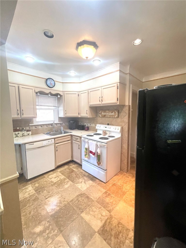 3987 Delmore Road Cleveland Heights, OH 44121 - Photo 5 of 28