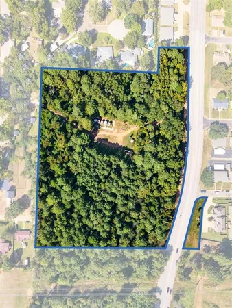 a view of a back yard of the building