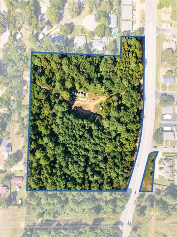 a view of a back yard of the building