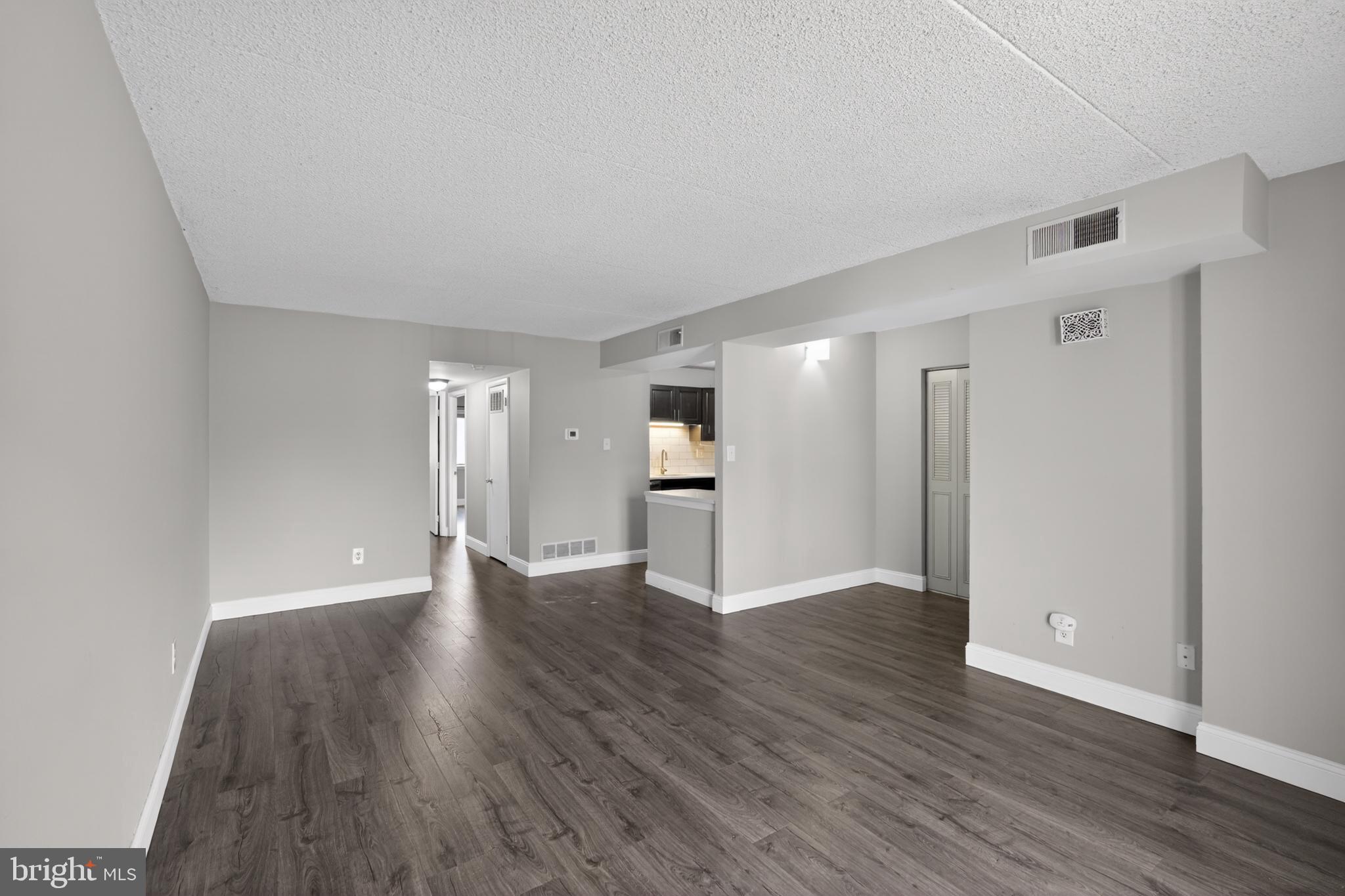 364 Saybrook Lane Wallingford, PA 19086 - Photo 7 of 14 Spacious, modern living area with potential.