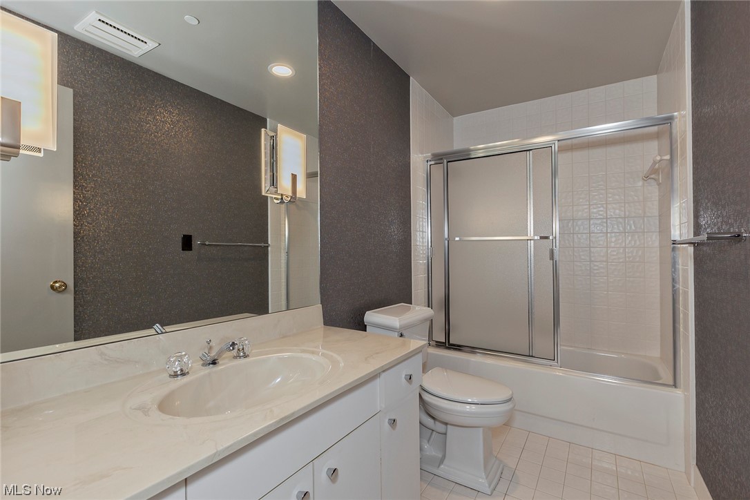 27500 Cedar Road, Unit 608 Beachwood, OH 44122 - Photo 23 of 34 Full 2nd bathroom