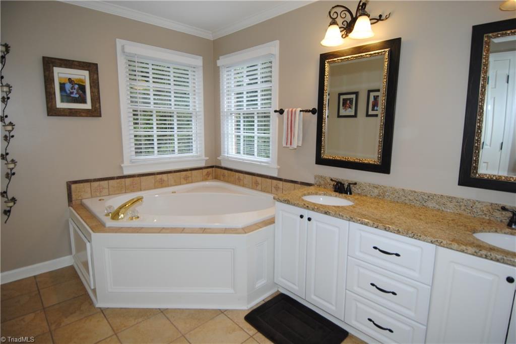 8008 Glengarriff Road Clemmons, NC 27012 - Photo 12 of 26 Gallery Image 12