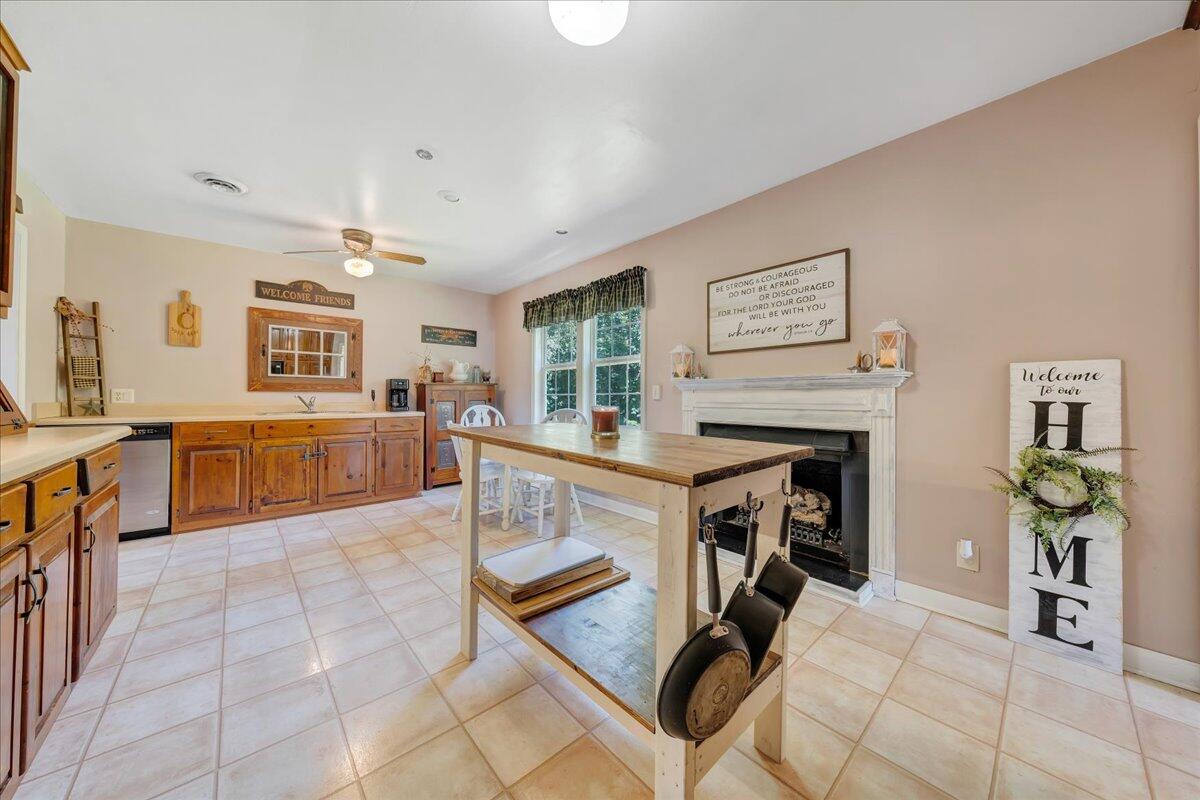 7888 Botetourt Road Fincastle, VA 24090 - Photo 4 of 36 04-MIB05562