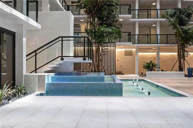 a view of entryway with a yard