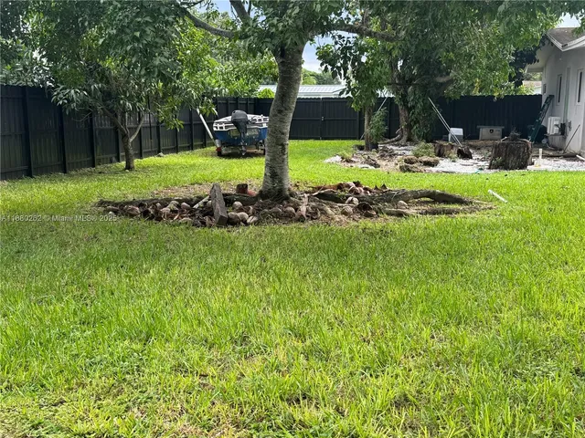 a view of a house with backyard