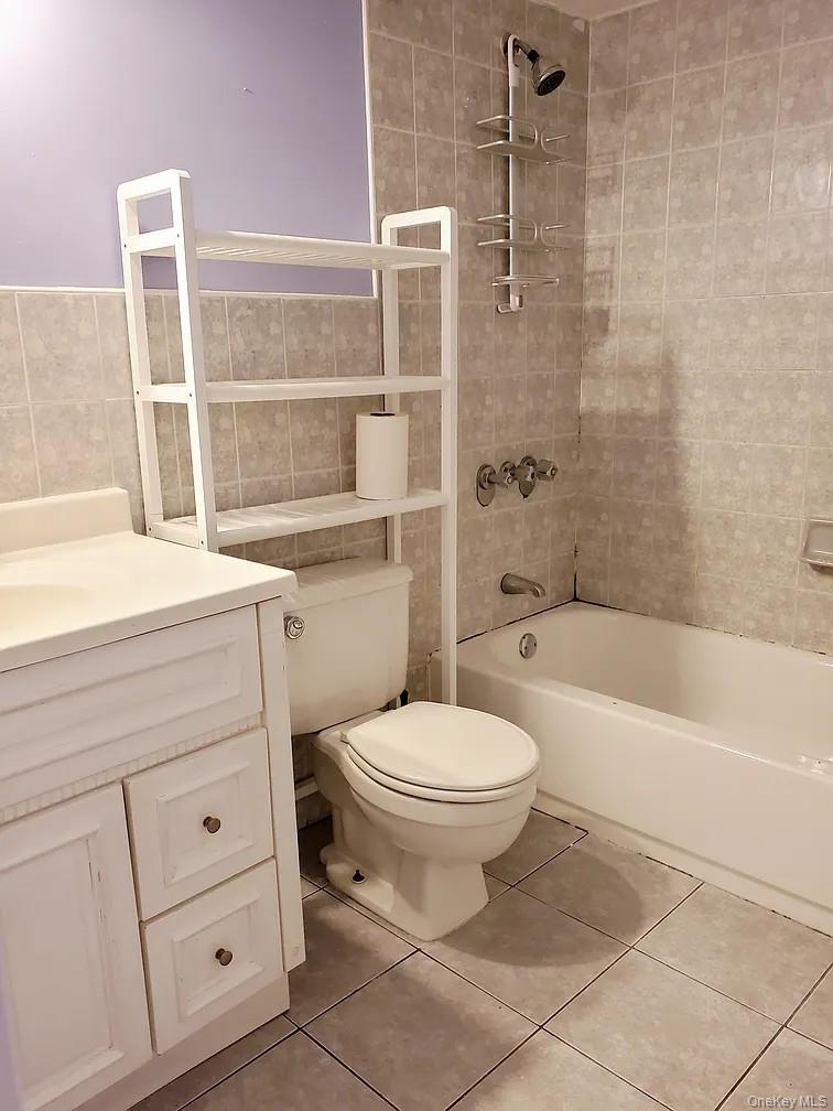 115 Vanderbilt Avenue, Unit 115A Brooklyn, NY 11205 - Photo 4 of 10 a bathroom with a sink a toilet and bathtub