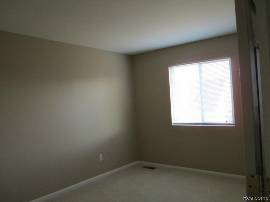 2061 Lagoon Drive Rochester, MI 48309 - Photo 20 of 27 IMG_1399.jpg