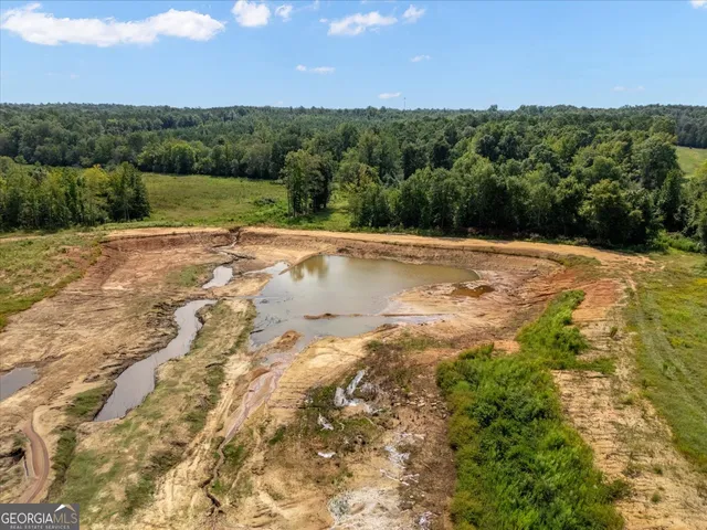 a view of a yard with a house