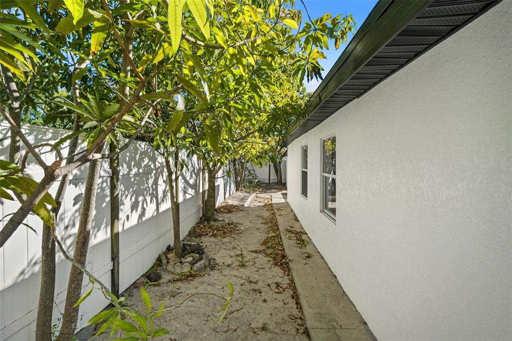 5921 Yorkshire Road Tampa, FL 33634 - Photo 27 of 36