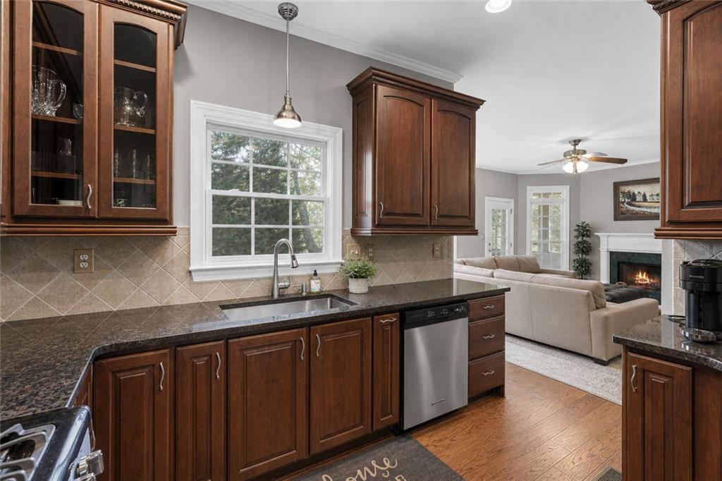 7025 Hampton Bluff Way Roswell, GA 30075 - Photo 4 of 17