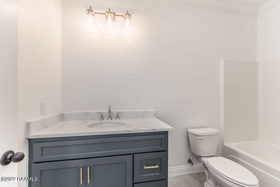122 Rena Drive, Unit A Lafayette, LA 70503 - Photo 9 of 24 2nd bathroom