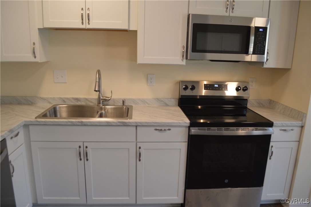 806 Marbleridge Road Chesterfield, VA 23236 - Photo 8 of 25 a kitchen with stainless steel appliances granite countertop white cabinets and a stove top oven