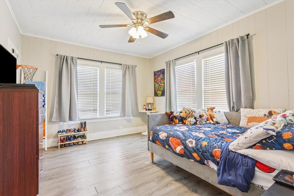 102 Brookshire Street Riesel, TX 76682 - Photo 18 of 24 a bedroom with bed and glass windows